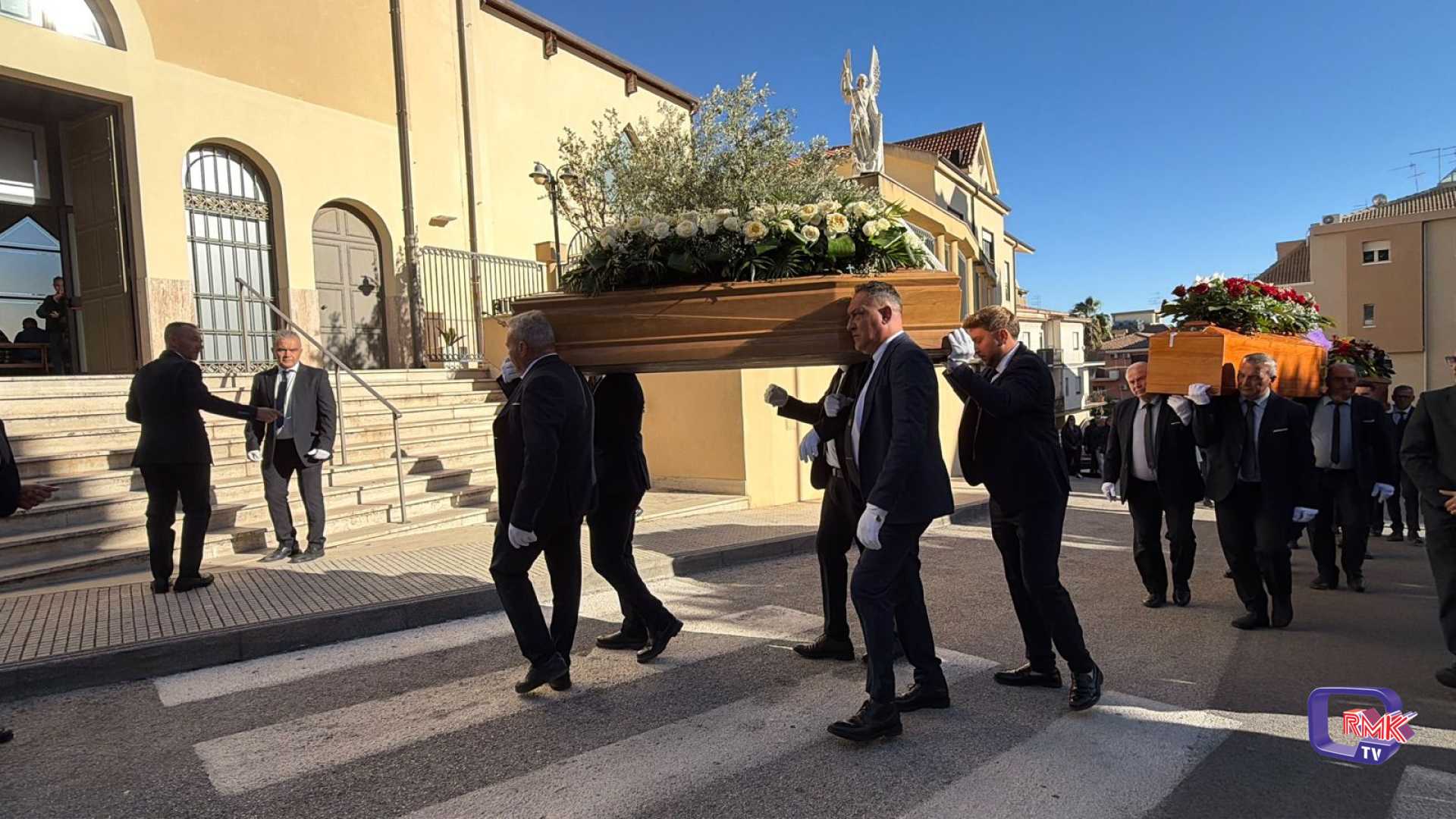 Canicattì. Chiesa di Santa Chiara stracolma per i funerali dei 4 operai